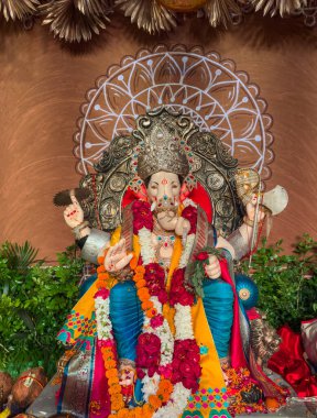 Ganesh Chaturthi, Hint Tanrısı Ganesh 'in renkli el yapımı putu Ganesh Chaturthi festivalinde ibadet için süslenmiş pandalda..