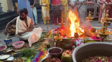 Gaziabad, Uttar Pradesh, Hindistan - 07 Eylül 2024: 4k klip Güney Hintli bir rahibin efendisi Ayappa tapınağında Ganesh Chaturthi için kutsal havan gösterisi.