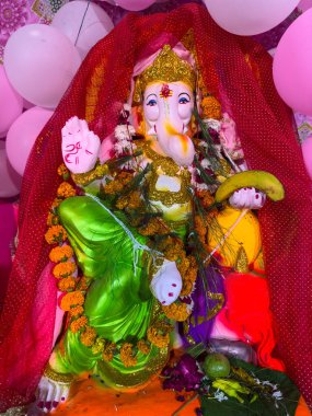 Ganesh Chaturthi, Hint Tanrısı Ganesh 'in renkli el yapımı putu Ganesh Chaturthi festivalinde ibadet için süslenmiş pandalda.. 