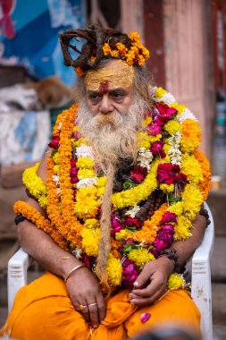 Varanasi, Uttar Pradesh, Hindistan - 18 Ocak 2024: Geleneksel giysiler içinde Hindu halkının portresi Vishwanath Tapınağı 'nda Lord Shiv' in darshan 'ını aldı..