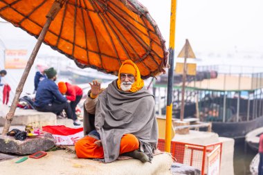 Varanasi, Uttar Pradesh, Hindistan - 18 Ocak 2024: Geleneksel giysiler içinde Hindu halkının portresi Vishwanath Tapınağı 'nda Lord Shiv' in darshan 'ını aldı..
