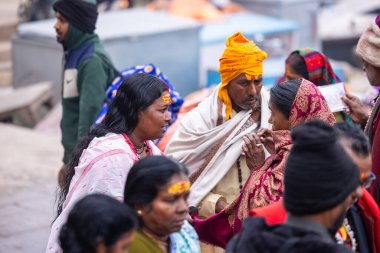 Varanasi, Uttar Pradesh, Hindistan - 18 Ocak 2024: Geleneksel giysiler içinde Hindu halkının portresi Vishwanath Tapınağı 'nda Lord Shiv' in darshan 'ını aldı..