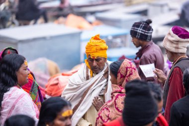 Varanasi, Uttar Pradesh, Hindistan - 18 Ocak 2024: Geleneksel giysiler içinde Hindu halkının portresi Vishwanath Tapınağı 'nda Lord Shiv' in darshan 'ını aldı..