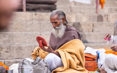 Varanasi, Uttar Pradesh, Hindistan - 18 Ocak 2024: Geleneksel giysiler içinde Hindu halkının portresi Vishwanath Tapınağı 'nda Lord Shiv' in darshan 'ını aldı..