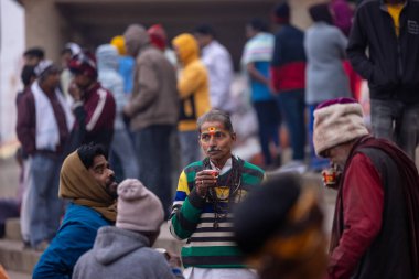 Varanasi, Uttar Pradesh, Hindistan - 18 Ocak 2024: Varanasi 'deki çetelerin yakınındaki ghat' larda yaşayan insanlar. Sadhu, Kaşhi 'de Ganga yakınlarında meditasyon yapıyor..