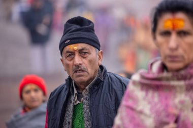 Varanasi, Uttar Pradesh, Hindistan - 18 Ocak 2024: Geleneksel giysiler içinde Hindu halkının portresi Vishwanath Tapınağı 'nda Lord Shiv' in darshan 'ını aldı..