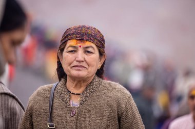 Varanasi, Uttar Pradesh, Hindistan - 18 Ocak 2024: Geleneksel giysiler içinde Hindu halkının portresi Vishwanath Tapınağı 'nda Lord Shiv' in darshan 'ını aldı..