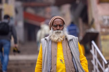 Varanasi, Uttar Pradesh, Hindistan - 18 Ocak 2024: Geleneksel giysiler içinde Hindu halkının portresi Vishwanath Tapınağı 'nda Lord Shiv' in darshan 'ını aldı..