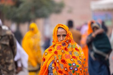 Varanasi, Uttar Pradesh, Hindistan - 05 Mart 2023: Varanasi 'deki çetelerin yakınındaki ghatlarda geleneksel giysiler giyen insanlar.