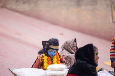Varanasi, Uttar Pradesh, Hindistan - 18 Ocak 2024: Varanasi 'deki çetelerin yakınındaki ghat' larda yaşayan insanlar. Sadhu, Kaşhi 'de Ganga yakınlarında meditasyon yapıyor..