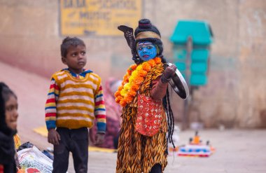 Varanasi, Uttar Pradesh, Hindistan - 18 Ocak 2024: Varanasi 'deki çetelerin yakınındaki ghat' larda yaşayan insanlar. Sadhu, Kaşhi 'de Ganga yakınlarında meditasyon yapıyor..