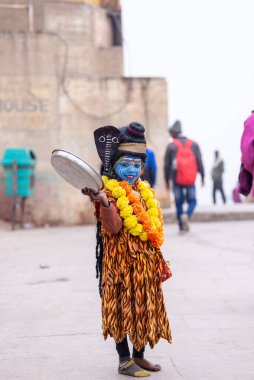 Varanasi, Uttar Pradesh, Hindistan - 18 Ocak 2024: Varanasi 'deki çetelerin yakınındaki ghat' larda yaşayan insanlar. Sadhu, Kaşhi 'de Ganga yakınlarında meditasyon yapıyor..