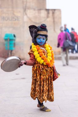 Varanasi, Uttar Pradesh, Hindistan - 18 Ocak 2024: Varanasi 'deki çetelerin yakınındaki ghat' larda yaşayan insanlar. Sadhu, Kaşhi 'de Ganga yakınlarında meditasyon yapıyor..