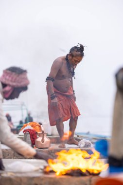 Varanasi, Uttar Pradesh, Hindistan - 18 Ocak 2024: Bir Hintli sadhu 'nun portresi, Varanasi' deki manikarnika ghat yakınlarında Ganga nehrinde yıkandı. 
