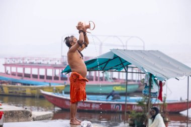 Varanasi, Uttar Pradesh, Hindistan - 18 Ocak 2024: Bir Hintli sadhu 'nun portresi, Varanasi' deki manikarnika ghat yakınlarında Ganga nehrinde yıkandı. 