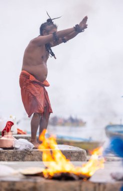 Varanasi, Uttar Pradesh, Hindistan - 18 Ocak 2024: Bir Hintli sadhu 'nun portresi, Varanasi' deki manikarnika ghat yakınlarında Ganga nehrinde yıkandı. 