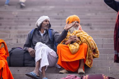 Varanasi, Uttar Pradesh, Hindistan - 18 Ocak 2024: Varanasi 'deki çetelerin yakınındaki ghat' larda yaşayan insanlar. Sadhu, Kaşhi 'de Ganga yakınlarında meditasyon yapıyor..