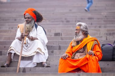 Varanasi, Uttar Pradesh, Hindistan - 18 Ocak 2024: Varanasi 'deki çetelerin yakınındaki ghat' larda yaşayan insanlar. Sadhu, Kaşhi 'de Ganga yakınlarında meditasyon yapıyor..
