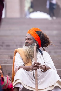 Varanasi, Uttar Pradesh, Hindistan - 18 Ocak 2024: Varanasi 'deki çetelerin yakınındaki ghat' larda yaşayan insanlar. Sadhu, Kaşhi 'de Ganga yakınlarında meditasyon yapıyor..