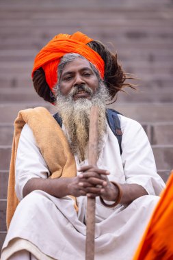 Varanasi, Uttar Pradesh, Hindistan - 18 Ocak 2024: Varanasi 'deki çetelerin yakınındaki ghat' larda yaşayan insanlar. Sadhu, Kaşhi 'de Ganga yakınlarında meditasyon yapıyor..