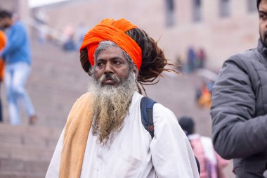 Varanasi, Uttar Pradesh, Hindistan - 18 Ocak 2024: Varanasi 'deki çetelerin yakınındaki ghat' larda yaşayan insanlar. Sadhu, Kaşhi 'de Ganga yakınlarında meditasyon yapıyor..