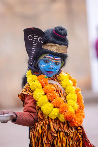 Varanasi, Uttar Pradesh, Hindistan - 18 Ocak 2024: Varanasi 'deki çetelerin yakınındaki ghat' larda yaşayan insanlar. Sadhu, Kaşhi 'de Ganga yakınlarında meditasyon yapıyor..