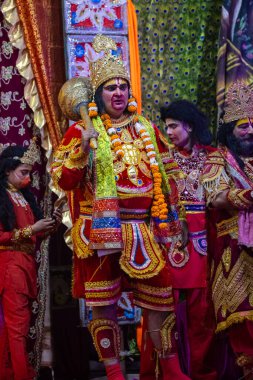Gaziabad, Uttar Pradesh, Hindistan - 20 Ekim 2023: Dussehra festivali sırasında Ramlila 'da Hindu tanrı ram karakterlerini canlandıran sanatçılar portresi.