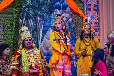 Gaziabad, Uttar Pradesh, Hindistan - 20 Ekim 2023: Dussehra festivali sırasında Ramlila 'da Hindu tanrı ram karakterlerini canlandıran sanatçılar portresi.