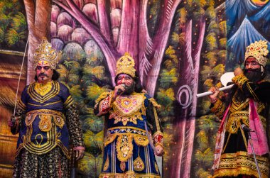 Gaziabad, Uttar Pradesh, Hindistan - 20 Ekim 2023: Dussehra festivali sırasında Ramlila 'da Hindu tanrı ram karakterlerini canlandıran sanatçılar portresi.