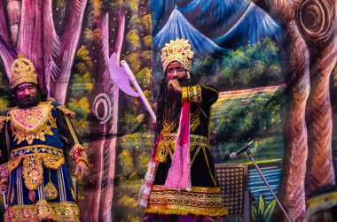 Gaziabad, Uttar Pradesh, Hindistan - 20 Ekim 2023: Dussehra festivali sırasında Ramlila 'da Hindu tanrı ram karakterlerini canlandıran sanatçılar portresi.