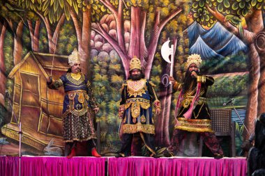 Gaziabad, Uttar Pradesh, Hindistan - 20 Ekim 2023: Dussehra festivali sırasında Ramlila 'da Hindu tanrı ram karakterlerini canlandıran sanatçılar portresi.