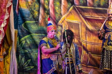 Gaziabad, Uttar Pradesh, Hindistan - 20 Ekim 2023: Dussehra festivali sırasında Ramlila 'da Hindu tanrı ram karakterlerini canlandıran sanatçılar portresi.