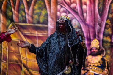 Gaziabad, Uttar Pradesh, Hindistan - 20 Ekim 2023: Dussehra festivali sırasında Ramlila 'da Hindu tanrı Ram karakterini oynayan bir erkek sanatçının portresi