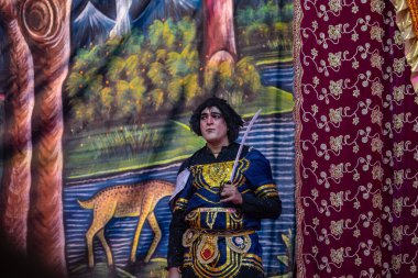 Gaziabad, Uttar Pradesh, Hindistan - 20 Ekim 2023: Dussehra festivali sırasında Ramlila 'da Hindu tanrı Ram karakterini oynayan bir erkek sanatçının portresi