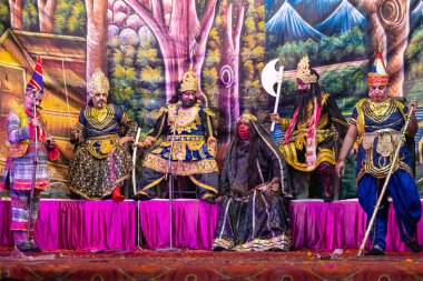 Gaziabad, Uttar Pradesh, Hindistan - 20 Ekim 2023: Dussehra festivali sırasında Ramlila 'da Hindu tanrı ram karakterlerini canlandıran sanatçılar portresi.
