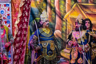 Gaziabad, Uttar Pradesh, Hindistan - 20 Ekim 2023: Dussehra festivali sırasında Ramlila 'da Hindu tanrı ram karakterlerini canlandıran sanatçılar portresi.