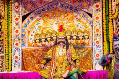 Gaziabad, Uttar Pradesh, Hindistan - 20 Ekim 2023: Dussehra festivali sırasında Ramlila 'da Hindu tanrı ram karakterlerini canlandıran sanatçılar portresi.