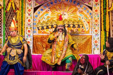Gaziabad, Uttar Pradesh, Hindistan - 20 Ekim 2023: Dussehra festivali sırasında Ramlila 'da Hindu tanrı ram karakterlerini canlandıran sanatçılar portresi.