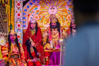 Gaziabad, Uttar Pradesh, Hindistan - 20 Ekim 2023: Dussehra festivali sırasında Ramlila 'da Hindu tanrı ram karakterlerini canlandıran sanatçılar portresi.