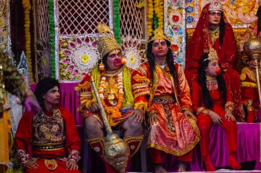 Gaziabad, Uttar Pradesh, Hindistan - 20 Ekim 2023: Dussehra festivali sırasında Ramlila 'da Hindu tanrı ram karakterlerini canlandıran sanatçılar portresi.