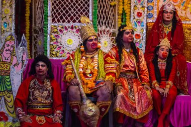 Gaziabad, Uttar Pradesh, Hindistan - 20 Ekim 2023: Dussehra festivali sırasında Ramlila 'da Hindu tanrı ram karakterlerini canlandıran sanatçılar portresi.