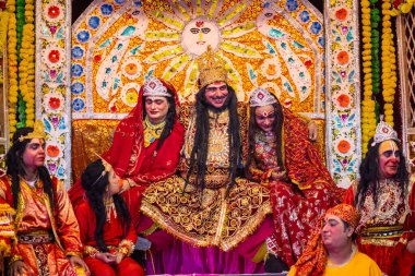 Gaziabad, Uttar Pradesh, Hindistan - 20 Ekim 2023: Dussehra festivali sırasında Ramlila 'da Hindu tanrı ram karakterlerini canlandıran sanatçılar portresi.