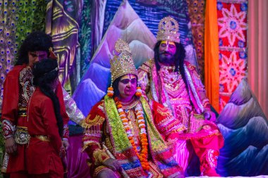 Gaziabad, Uttar Pradesh, Hindistan - 20 Ekim 2023: Dussehra festivali sırasında Ramlila 'da Hindu tanrı ram karakterlerini canlandıran sanatçılar portresi.