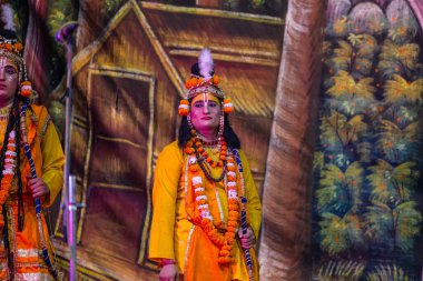 Gaziabad, Uttar Pradesh, Hindistan - 20 Ekim 2023: Dussehra festivali sırasında Ramlila 'da Hindu tanrı ram karakterlerini canlandıran sanatçılar portresi.