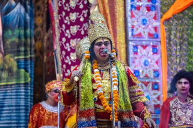 Gaziabad, Uttar Pradesh, Hindistan - 20 Ekim 2023: Dussehra festivali sırasında Ramlila 'da Hindu tanrı ram karakterlerini canlandıran sanatçılar portresi.