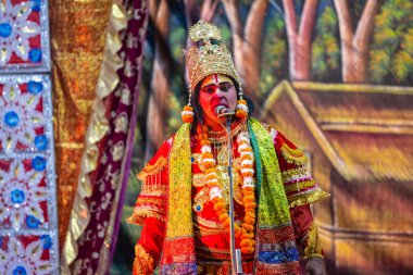 Gaziabad, Uttar Pradesh, Hindistan - 20 Ekim 2023: Dussehra festivali sırasında Ramlila 'da Hindu tanrı Ram karakterini oynayan bir erkek sanatçının portresi