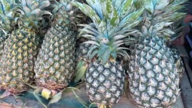 Piyasada taze ve sağlıklı ananas