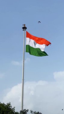 Gökyüzünde gururla dalgalanan Hint bayrağının videosu. Hint bayrağıyla Bağımsızlık Günü 'nü ve Cumhuriyet Günü' nü kutlayın..