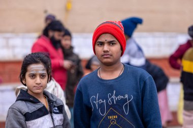 Varanasi, Uttar Pradesh, Hindistan - 18 Ocak 2024: Varanasi 'deki çetelerin yakınındaki ghat' larda yaşayan insanlar. Sadhu, Kaşhi 'de Ganga yakınlarında meditasyon yapıyor..