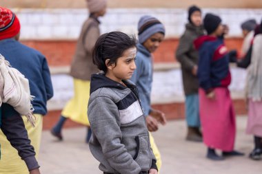 Varanasi, Uttar Pradesh, Hindistan - 18 Ocak 2024: Varanasi 'deki çetelerin yakınındaki ghat' larda yaşayan insanlar. Sadhu, Kaşhi 'de Ganga yakınlarında meditasyon yapıyor..